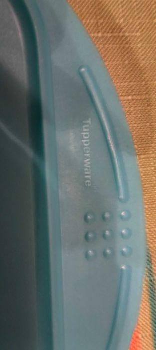 Pojemnik Tupperware do przechowywania żywności.