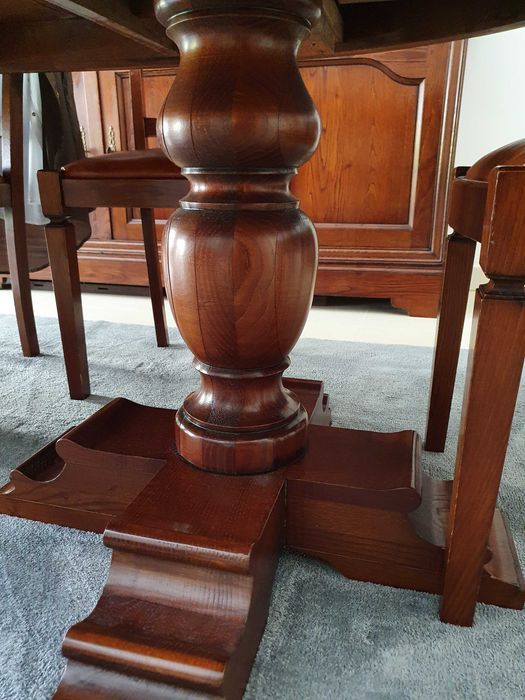 Mobilia em Castanho maciço