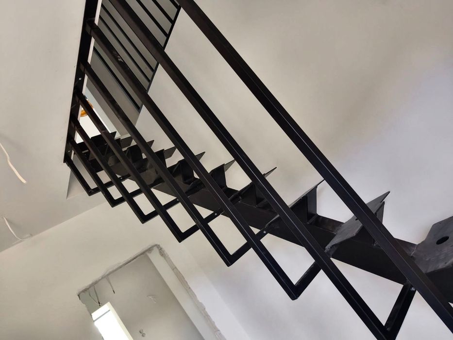 Schody na stelażu z balustradą