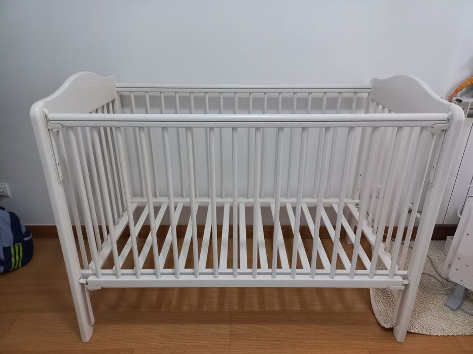Cama de grades e colchão bebé