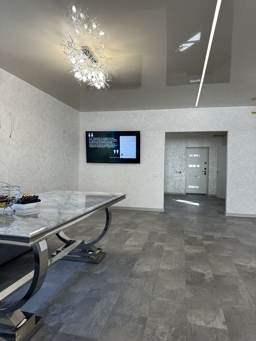 Продам сучасний котедж з гаражем і ремонтом