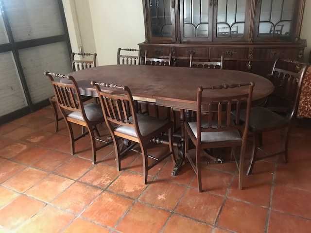 Mesa e cadeiras em madeira