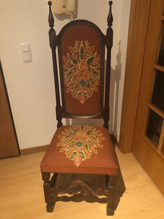 Cadeira com estofo bordado