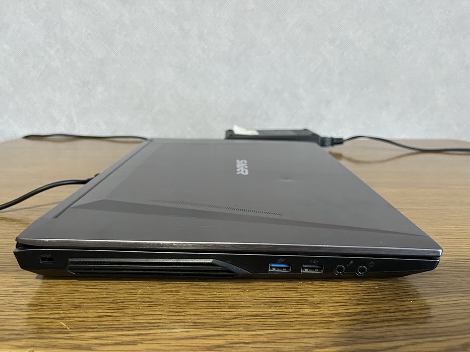 Ігровий ноутбук Sager RTX 2060 (6 ГБ) i7-10875H (8 ядер, до 5,1 ГГц)