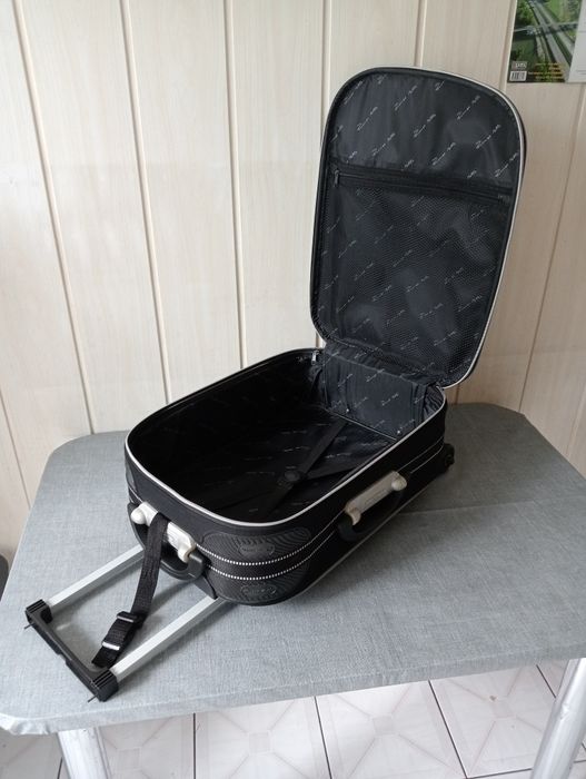 Markowa Walizka podróżna na kółkach Runt Hatti