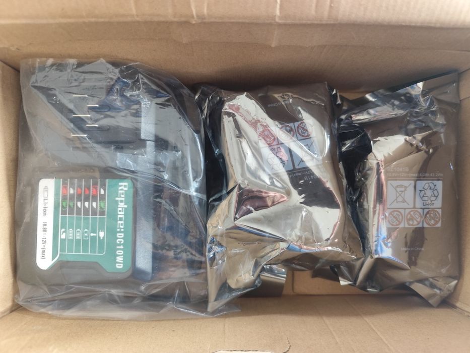 Zestaw dwóch akumulatorów plus ładowarka