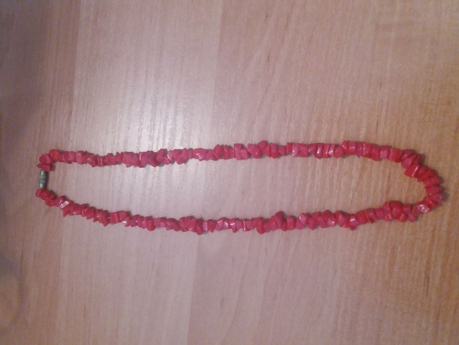 Бусы красного цвета