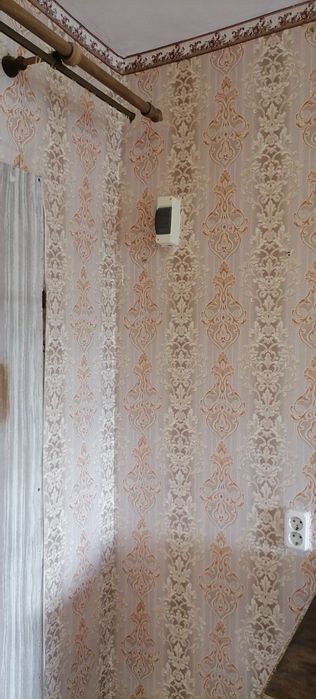 Продам малосімейку Крюков, перша  зупинка за мостом.