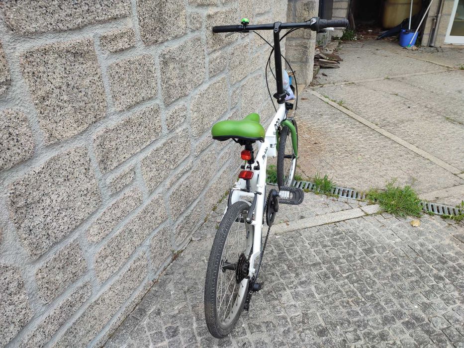 Bicicleta dobrável branca com mudanças Shimano
