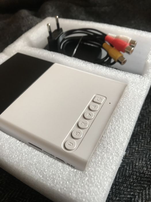 Мультимедійний проектор з динаміком портативний HD YG300 + екран