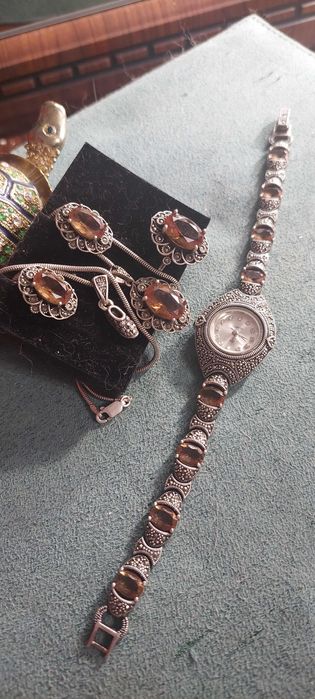 Серебрянные часы, кольцо, серьги и подвес с султанитами и марказитами