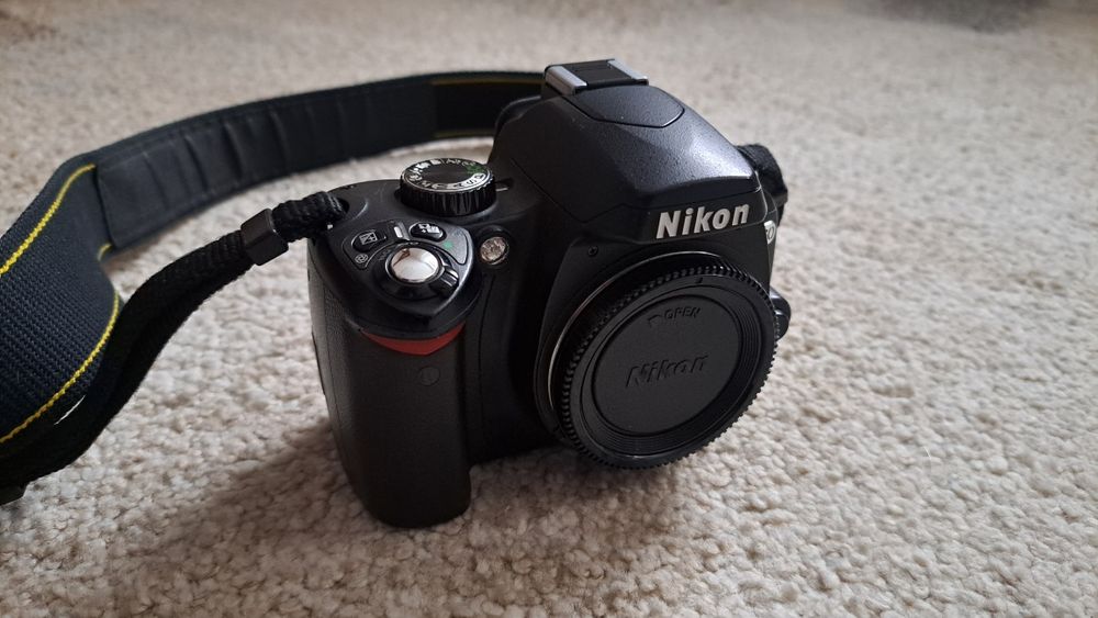 NIKON D60 body...