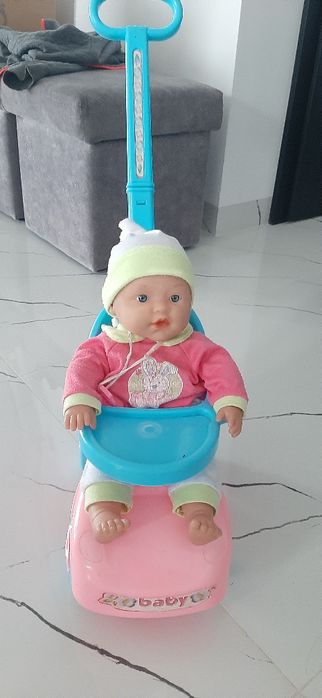 Zabawka, lalka z samochodzikiem do pchania