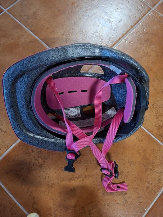 Patins em linha e capacete rosa