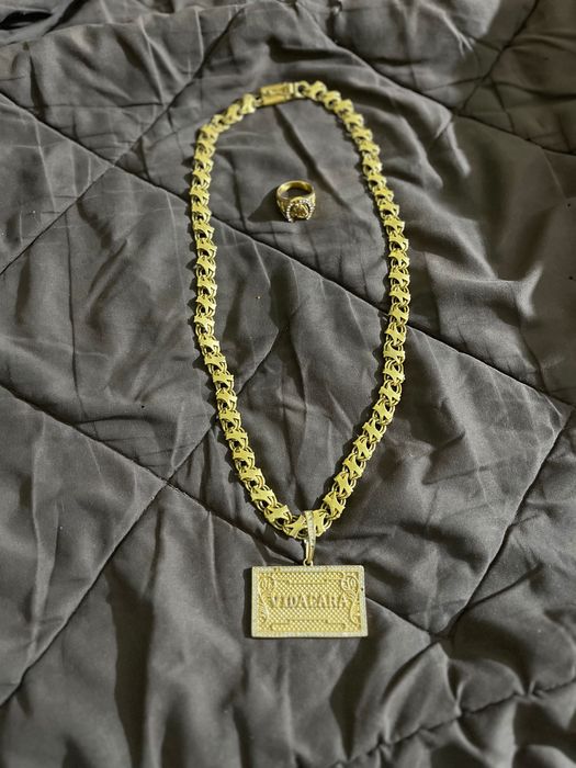 Cordão de moeda antiga com um anel de moeda antiga
