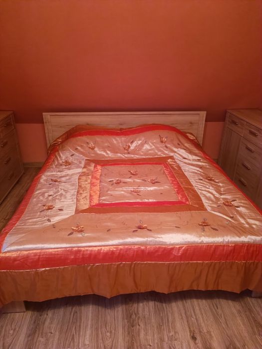 Duży zestaw mebli sypialnianych.
