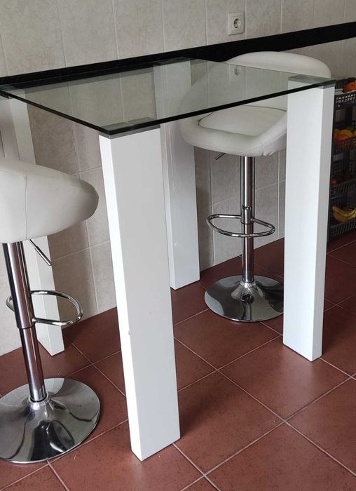Mesa de bar e cadeiras