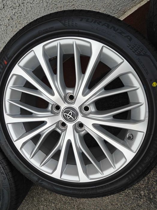 Диски 1-2-3шт  R18 на Toyota 8J 5×114,3 ET50 DIA60,1 чудовий стан