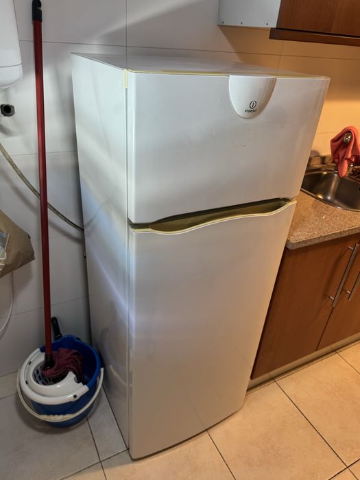 Frigorífico com congelador Indesit