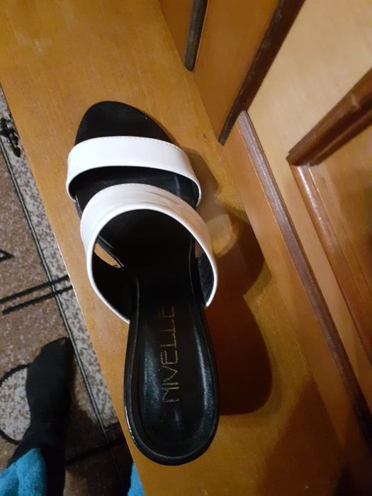 Продаю босоніжки