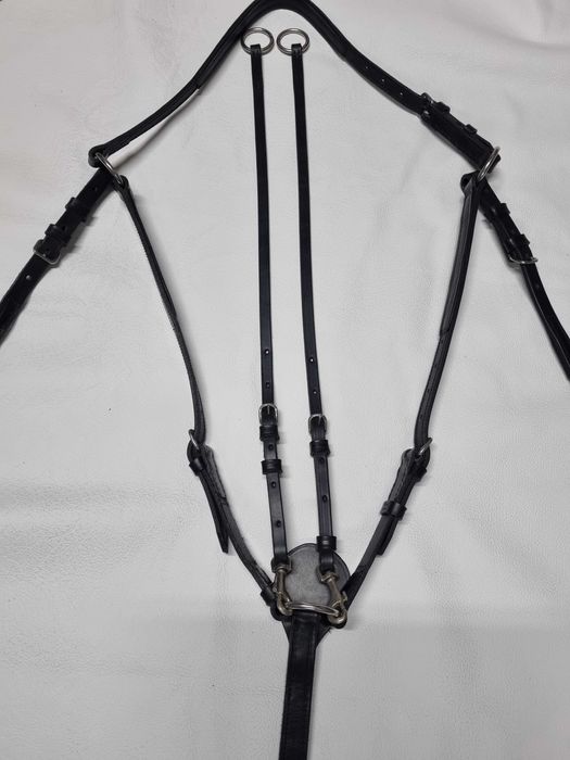 Napierśnik z wytokiem. Czrny rozmiar cob . Nowy