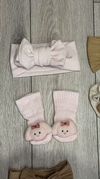 Повязка на голову, пінетки, топіки, шапочки на дівчинку 0-12 місяців