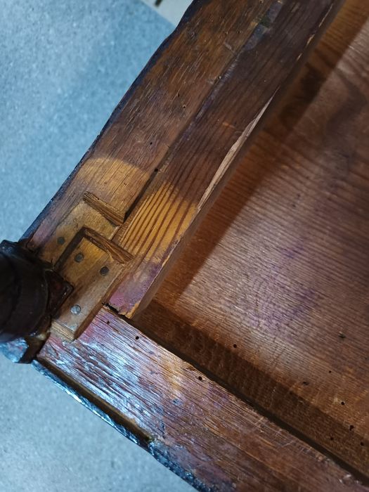Stolik antyczny z litego drewna z szufladą