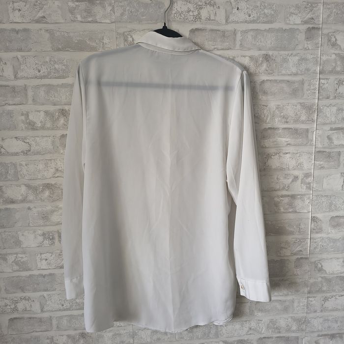 Długa biała koszula oversize