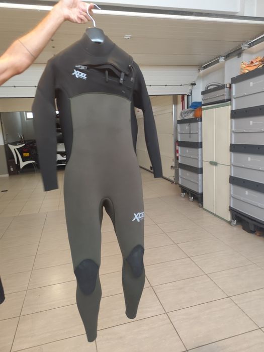 Fato de surf semi-novo