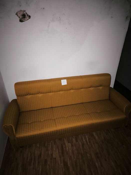 Sofá 3 lugares com caixa de arrumação.