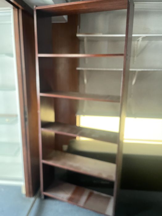 Boa estante folheada a madeira