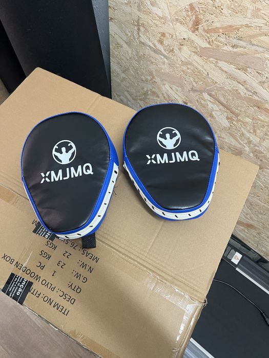 Luvas e escudos de boxe