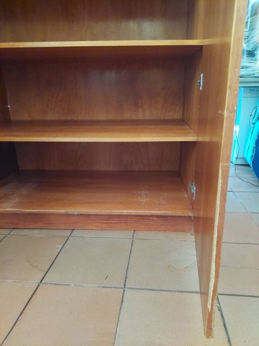 Armario em madeira com prateleiras