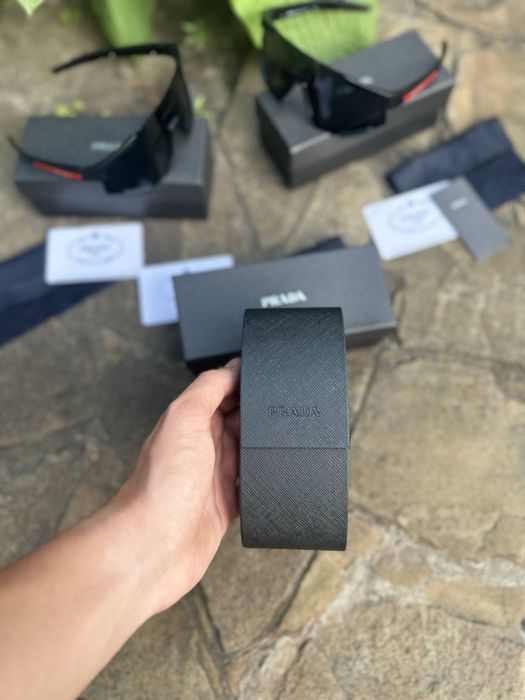 Сонцезахисні чорні окуляри Prada