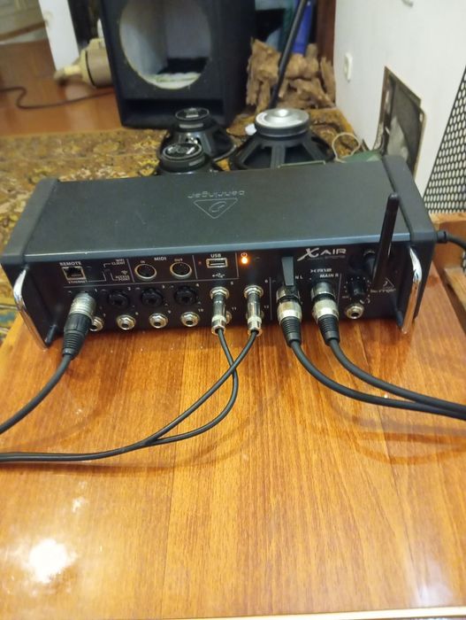 Behringer X Air XR12.