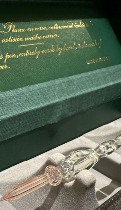 Espectacular!!!Caneta totalmente esculpida em VIDRO que  ESCREVE !!!