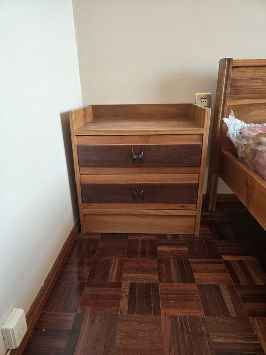 Cama de casal, mesas de cabeceira e cómoda