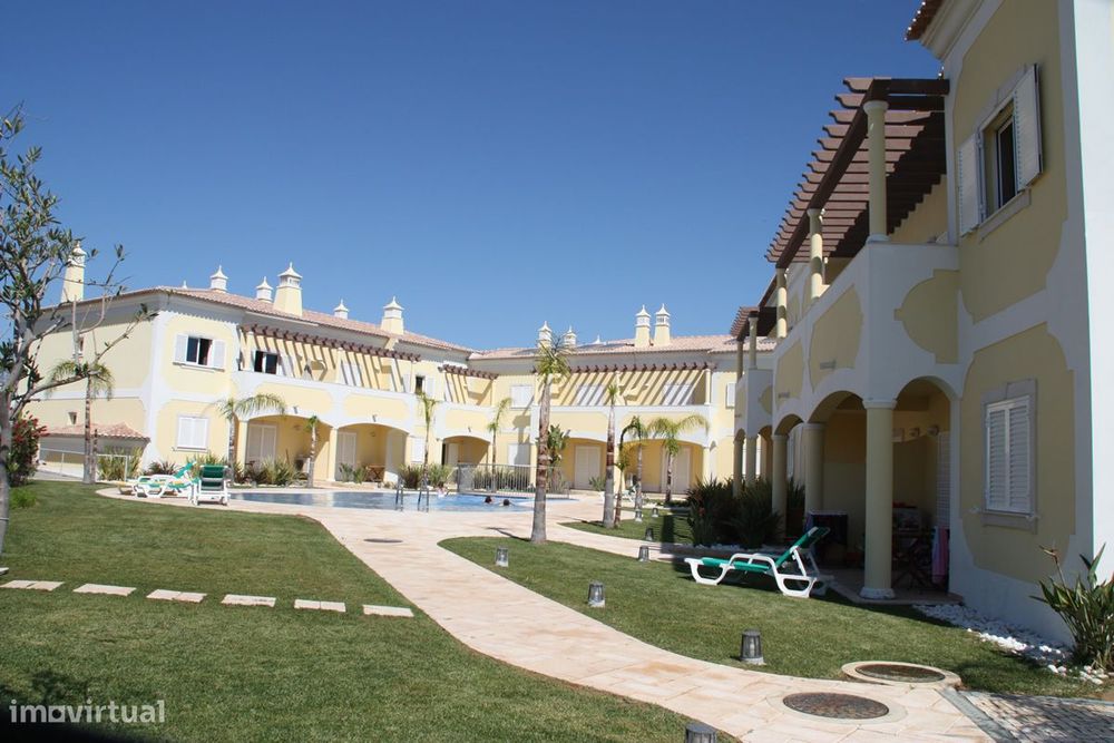 Apartamento T2 em condomínio fechado com piscina