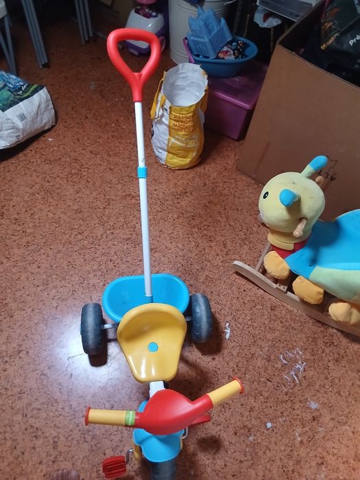 Brinquedos criança, triciclo, minhoca, carrinho.