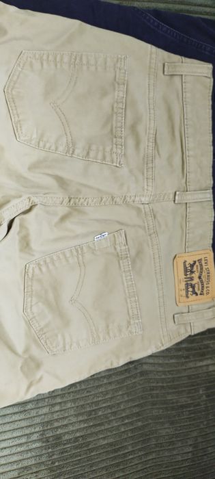 Levis 511 slim fit beżowe chinosy