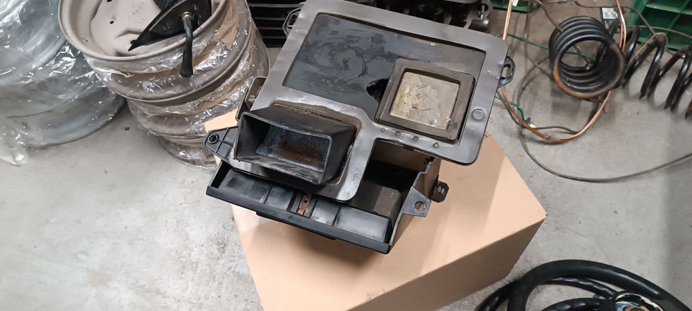 Fiat 126p konsolka środkowa nawiewy FL czarna ładny stan