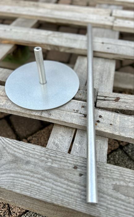 Stoajak na stoły skręcany