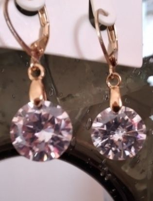 Brincos elegantes com zircónias cúbicas cintilantes