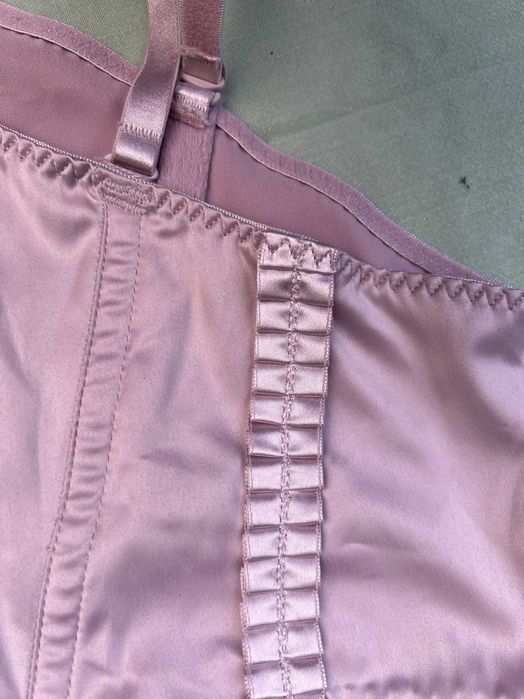 Figi-pas do pończoch, pudrowy róz, atlas, limitowana kolekcja H&M.