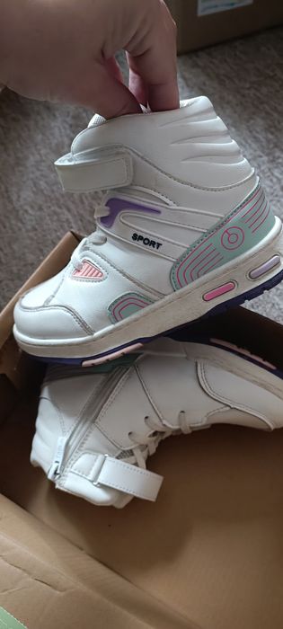 На дівчинку.  .   .