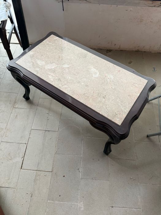 Mesa de Centro Antiga em Madeira Escura com Tampo em Mármore