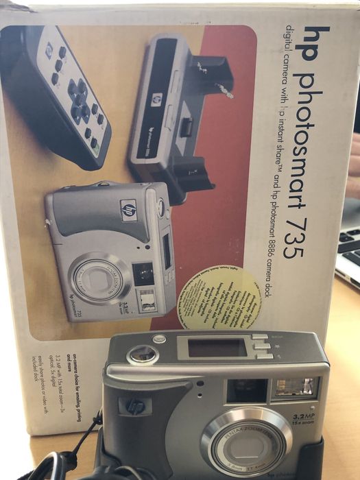 Maquina fotográfica digital HP photosmart 735 +dock HP photosmart 8886