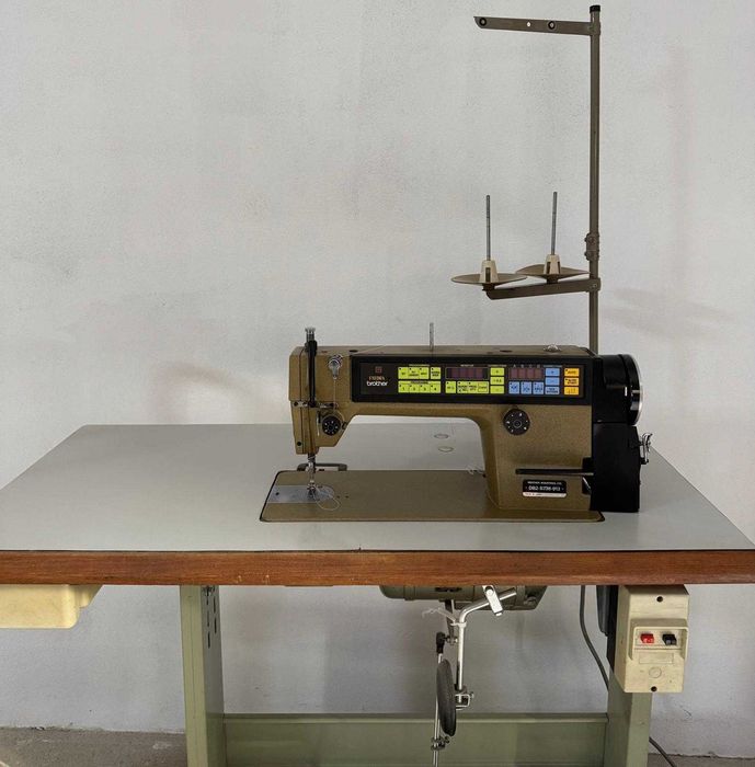 Máquina de Costura Industrial Brother DB2-B738-913 Monofásica + Cadeira Nova