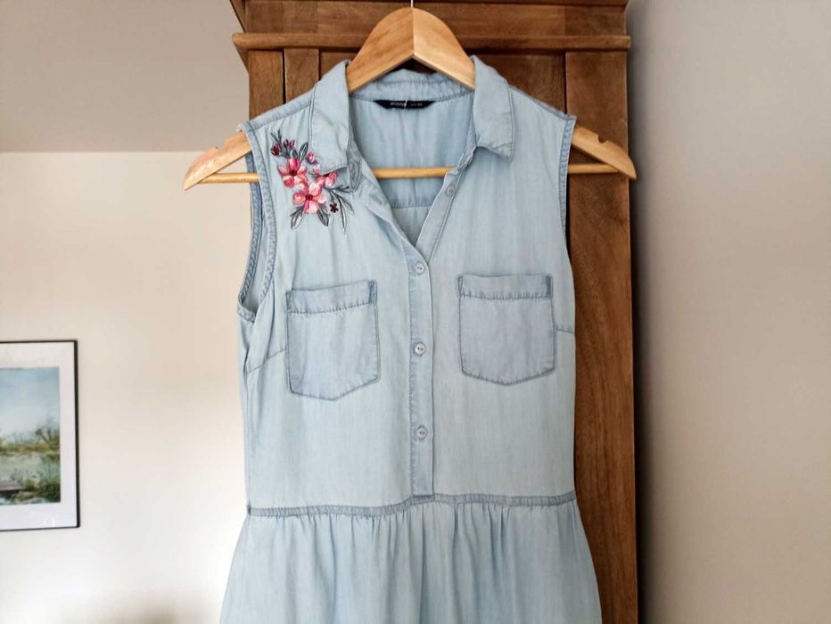 Jeansowa bawełniana sukienka z haftem house