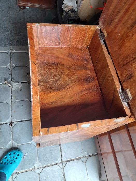 Mała szafka z marmurem